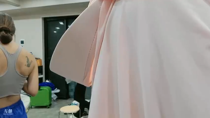 洪湖乡野趣味团播女主播开始打扮了，倩倩好忙啊