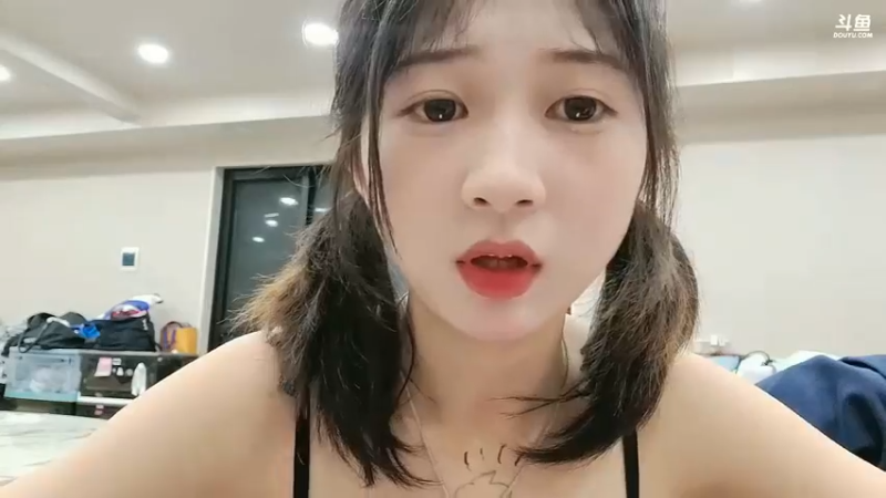 洪湖乡野趣味团播美女倩倩饿了想吃饭