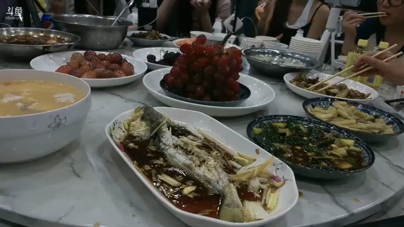 洪湖乡野趣味团播美女老圆子最近经常吃大餐，快乐啊