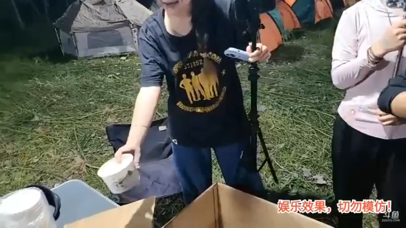 洪湖乡野趣味团播小梦仙和美美为了吃的开始做波比跳