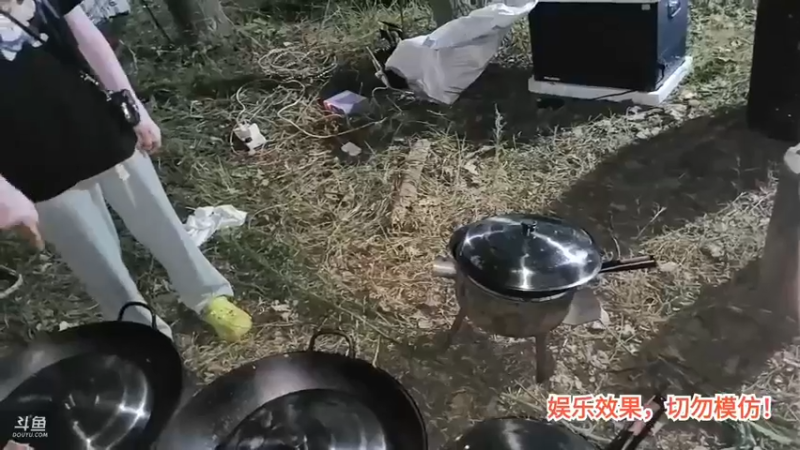 洪湖乡野趣味团播 肖哥和女主播讨论厨具一套多少钱