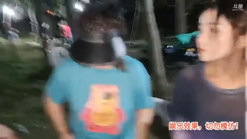 洪湖乡野趣味团播肖哥开始给女主播准备做饭用的油和水