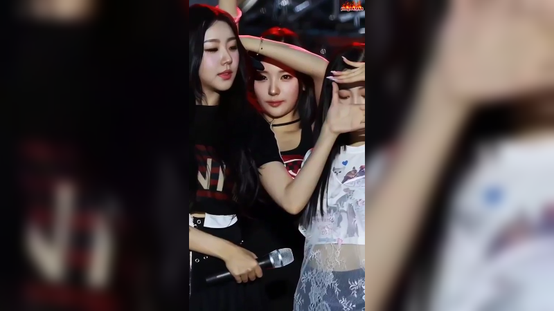 韩国女团舞台现场表演，笑起来好看