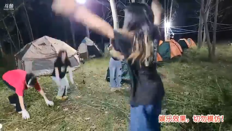 洪湖乡野趣味团播肖哥看女主播为了赚积分买吃的也是努力