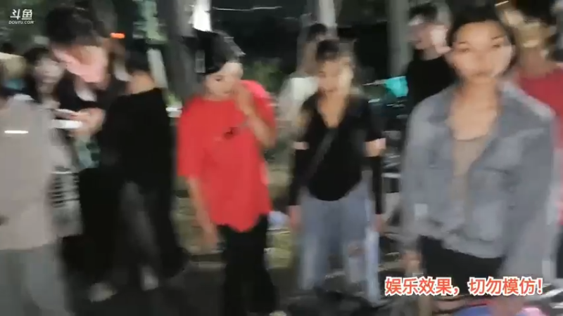 洪湖乡野趣味团播 女主播开始同意买厨具了，肖哥吃一口