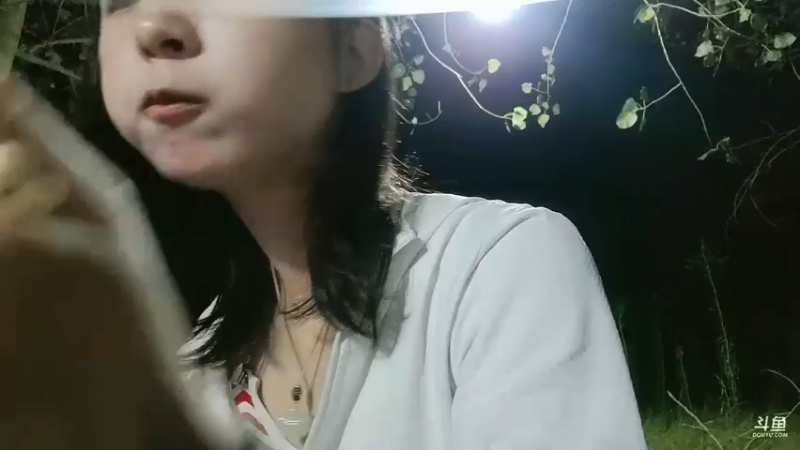 洪湖乡野趣味团播美女倩倩九点才能吃饭，吃鸡好吃啊