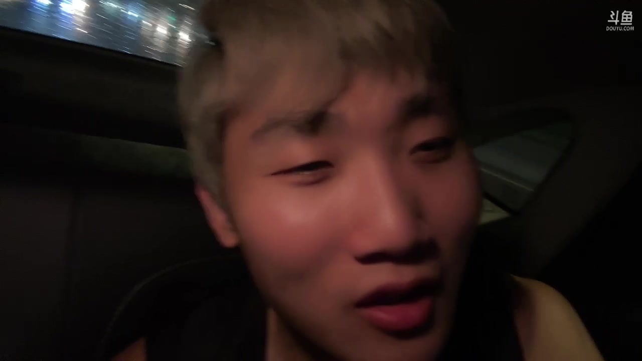 【2023-09-01 02点场】胸肌很大的良小伞：看电影解说+健身 然后出门户外！