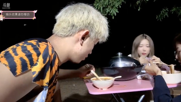 博哥和女主播在户外做面吃，美滋滋啊