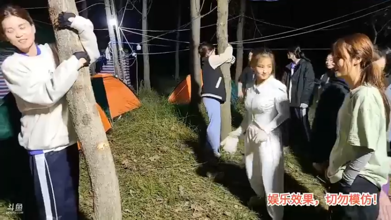 洪湖乡野趣味团播 抱树比赛 安安战胜了水牛，黑马啊