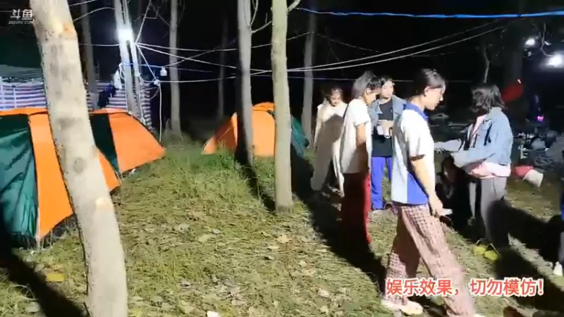 洪湖乡野趣味团播抱树比赛 小胖战胜了鹅妹，厉害