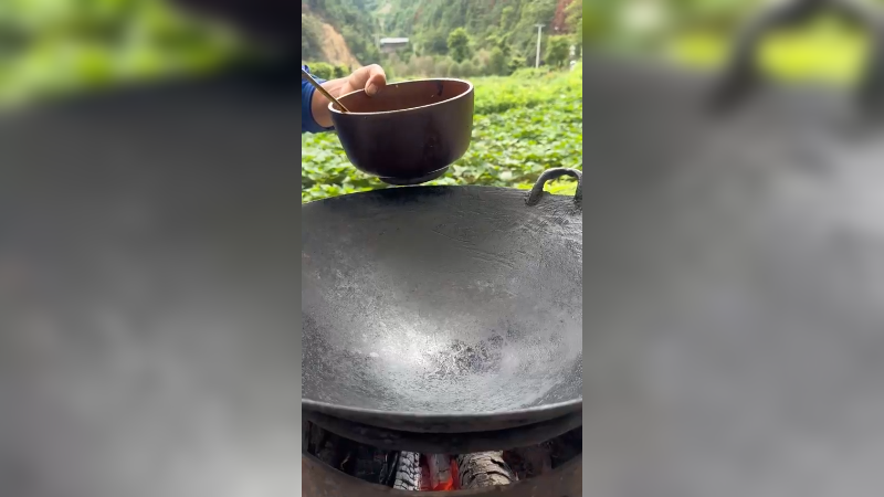 大妈在农村户外煎鱼吃，美滋滋啊