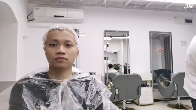 【2023-08-30 21点场】自宇666：去染白发了