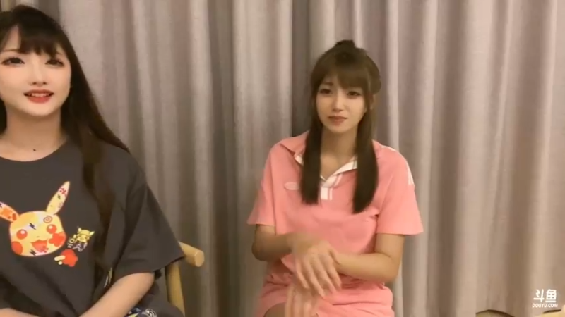 美女孙立人和好朋友玩游戏好搞笑，石头剪刀布输了喝汤唱歌