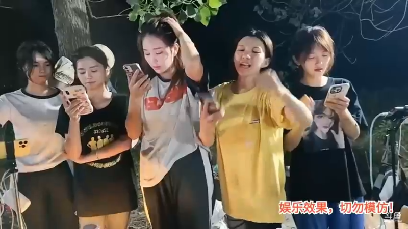 洪湖乡野趣味团播肖哥让女主播感谢大哥刷礼物，都想等千年礼物