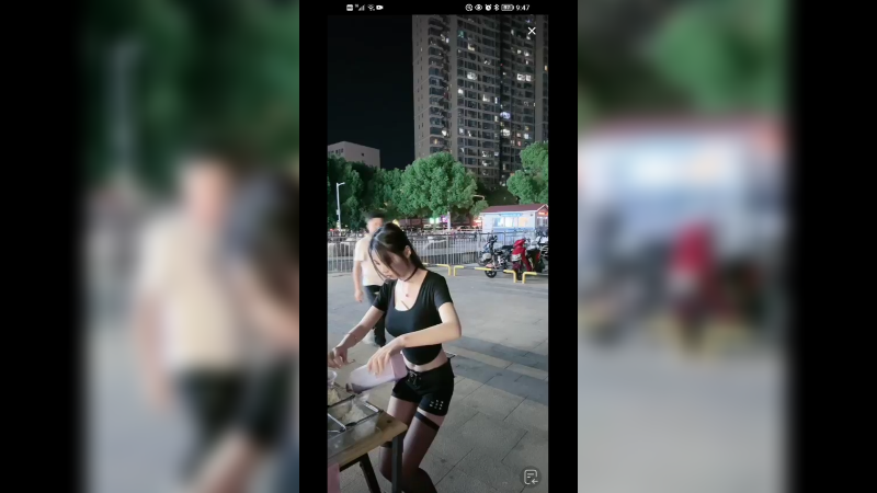 美女在晚上路边卖吃的，真好看