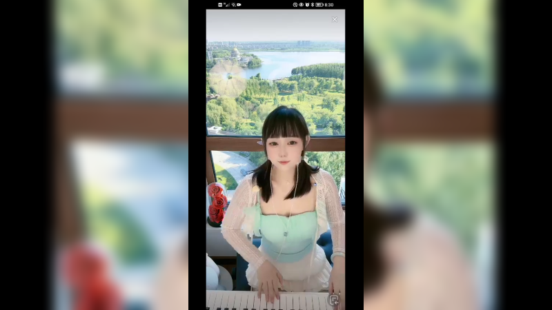 可爱美女在家弹琴很好听