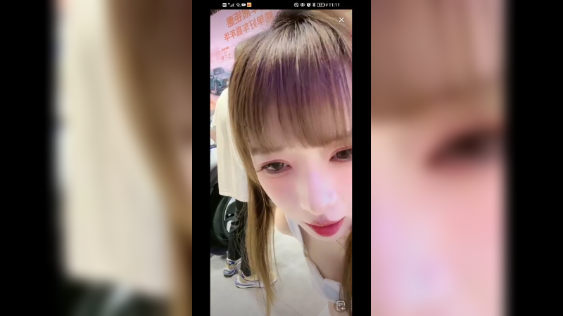 美女车模让工作人员给大家介绍车，好可爱啊