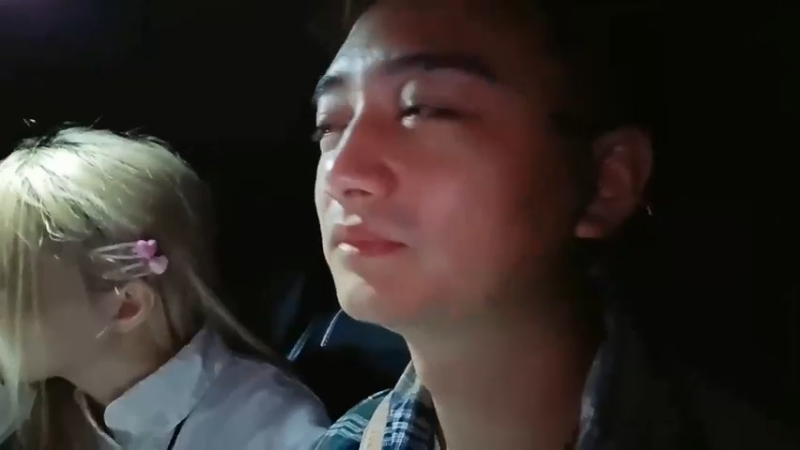 喜欢的话请上车 大舅哥和美女在车上聊天，美女好可爱，大舅哥幸福