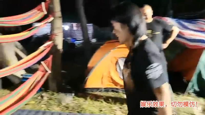 洪湖乡野趣味团播美女251玩游戏成功，让水牛抱她