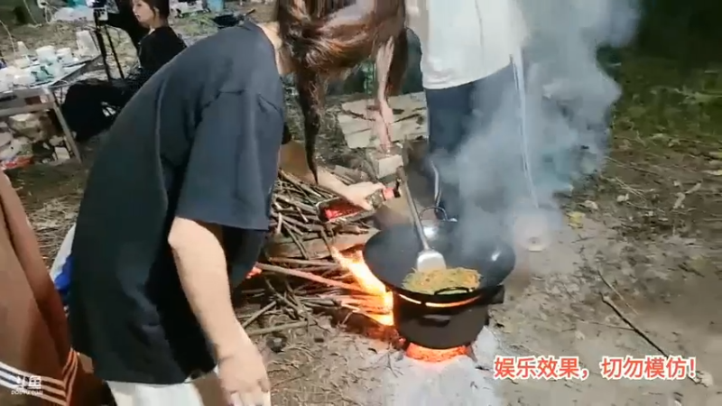 洪湖乡野趣味团播 肖哥鼓励女主播存钱，不存钱怎么消费啊