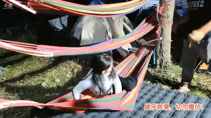 洪湖乡野趣味团播美女小夹子挑战翻越玩游戏，结果失败