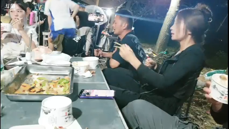 小梦仙和美美等队友吃自己做的菜，小夹子那组吃不完的烧烤