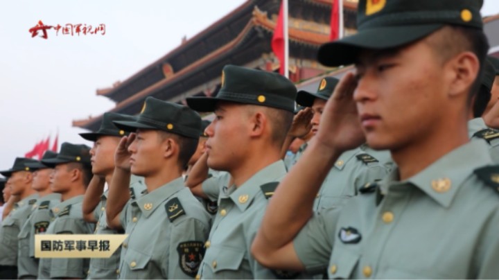 北京卫戍区组织抗洪抢险官兵代表观看升国旗仪式