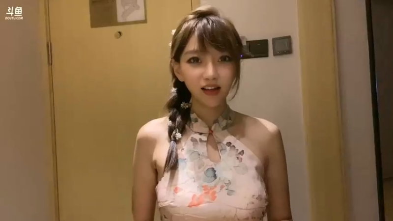 美女解说孙立人今天穿旗袍，好美啊