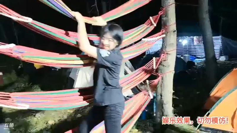 洪湖乡野趣味团播水牛玩游戏成功了，大哥让肖哥抱她