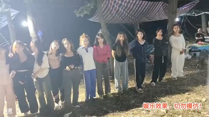 洪湖乡野趣味团播 棒哥师傅翻越爬楼，美女安安居然一看就会