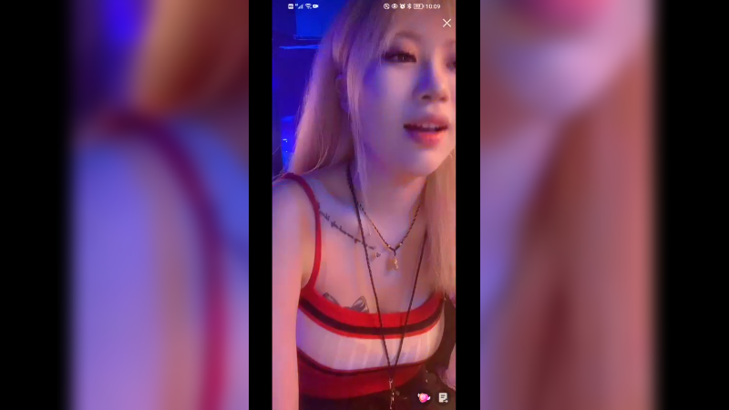 美女酒吧销售在酒吧直播真好看