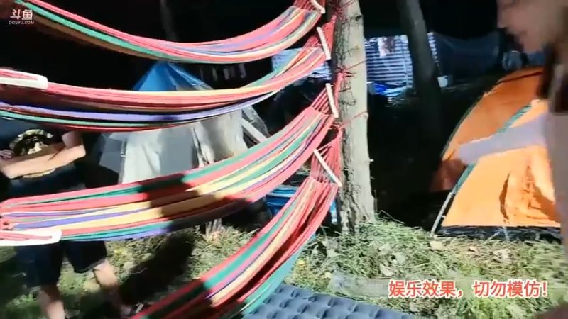 洪湖乡野趣味团播美女花花玩游戏居然成功了，让棒哥抱下来