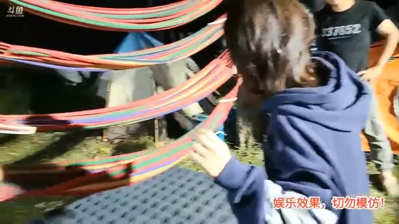 洪湖乡野趣味团播 美女姗姗瘸了还玩游戏成功了，肖哥抱她下来美滋滋