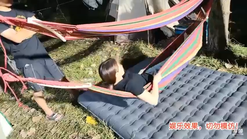 洪湖乡野趣味团播美女桡桡玩游戏成功了，结果自己下来了