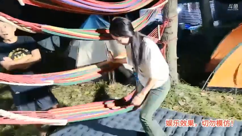 洪湖乡野趣味团播美女公主玩游戏成功了，大哥让五毒抱她下来