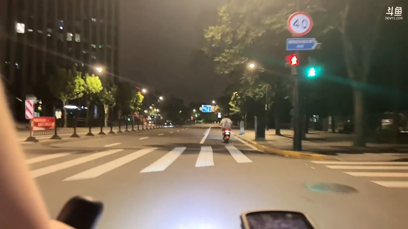 我在斗鱼看即将拥有人鱼线的PDD直播英雄联盟