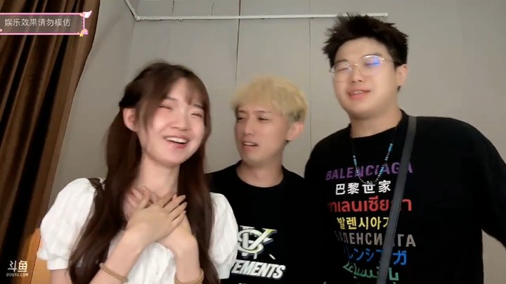 博哥教女主播如何直播的，结果大哥送三个超火，美女好开心