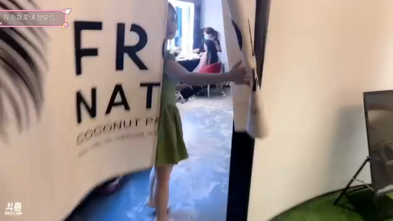 美女带博哥去看主播直播，真好看