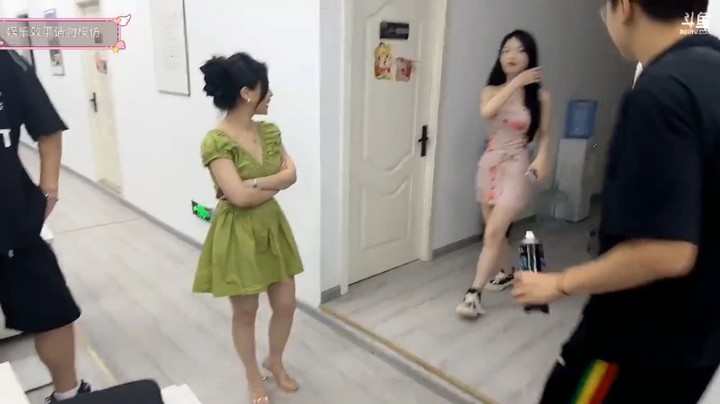 博哥去公司看女主播，和女主播聊天，女主播不认识他