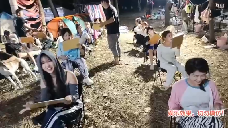 洪湖乡野趣味团播 肖哥给女主播发考试试卷，居然还有物理数学生物题