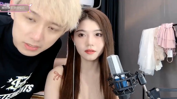 博哥去公司看女主播直播，美女就喜欢看阿梨直播