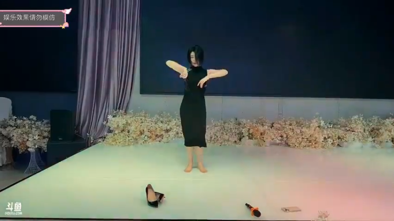 美女水娃脱了高跟鞋表演真好看啊