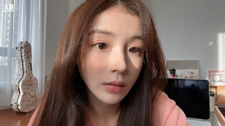 美女二珂在房间里直播，大家说这房子好大啊