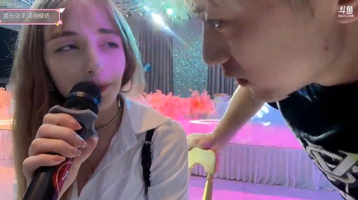 女主播比赛结束博哥开始采访美女，毛妹没压力