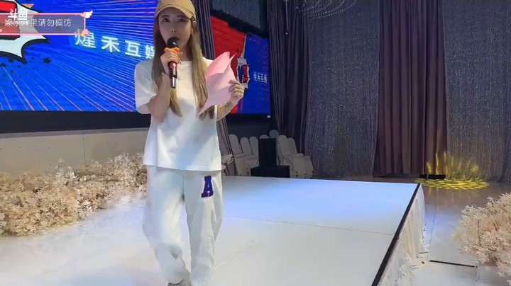 博哥听美女主持人介绍今晚PK游戏规则，两个工会打PK