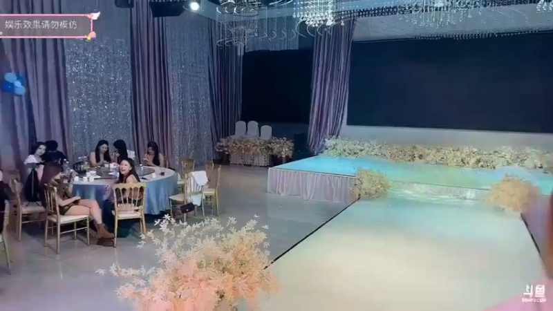 博哥和美女主持人一起跳舞好搞笑