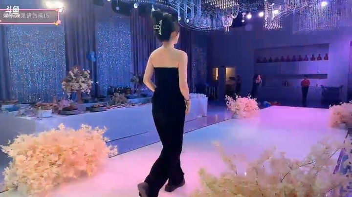 博哥参加工会聚会，看美女主播走秀表演，有的专业有的业余啊