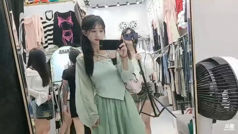 洪湖乡野趣味团播美女勾公主喜欢素的衣服，白色的好看啊