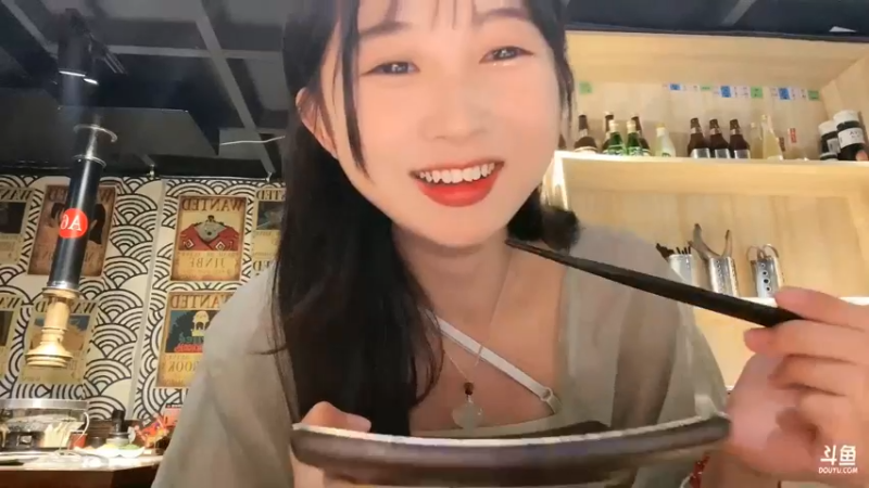 美女倩倩吃夜宵好快乐啊