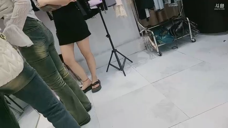 洪湖乡野趣味团播倩倩看别人买衣服，还给意见哈哈哈